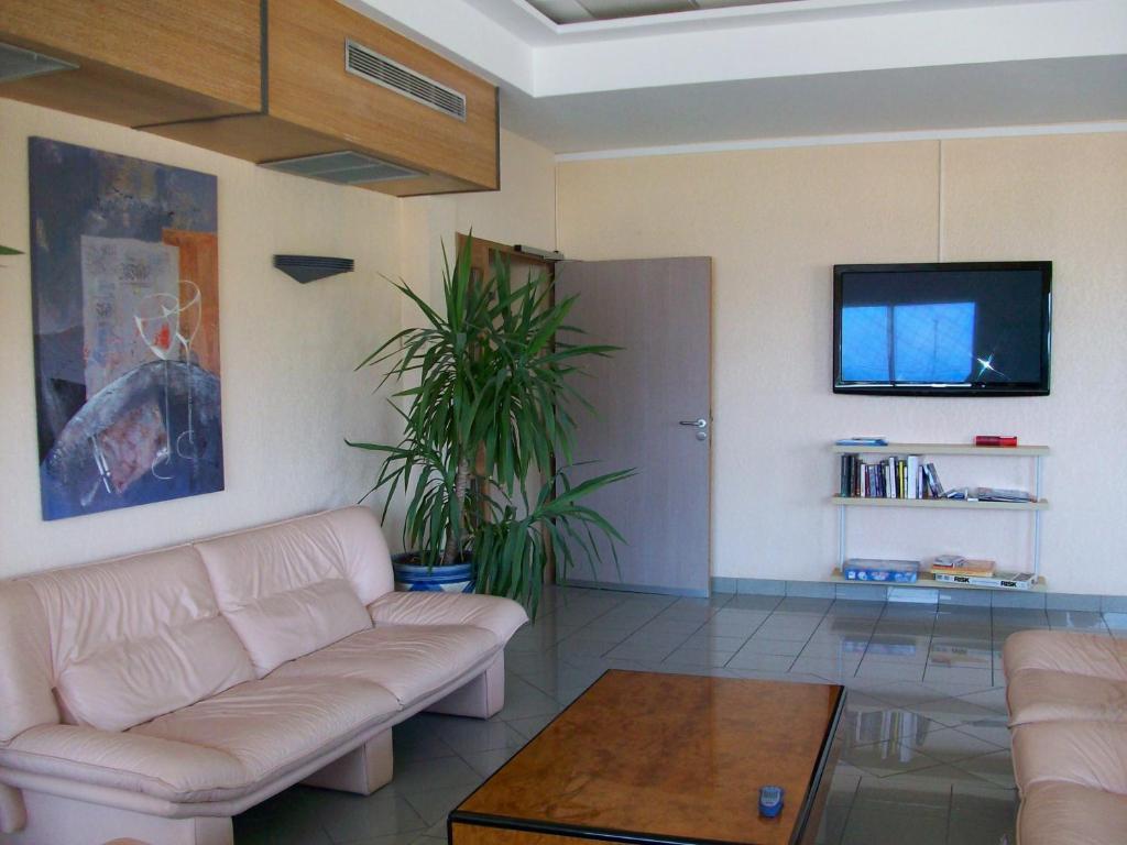 Des Pins Hotel 3*